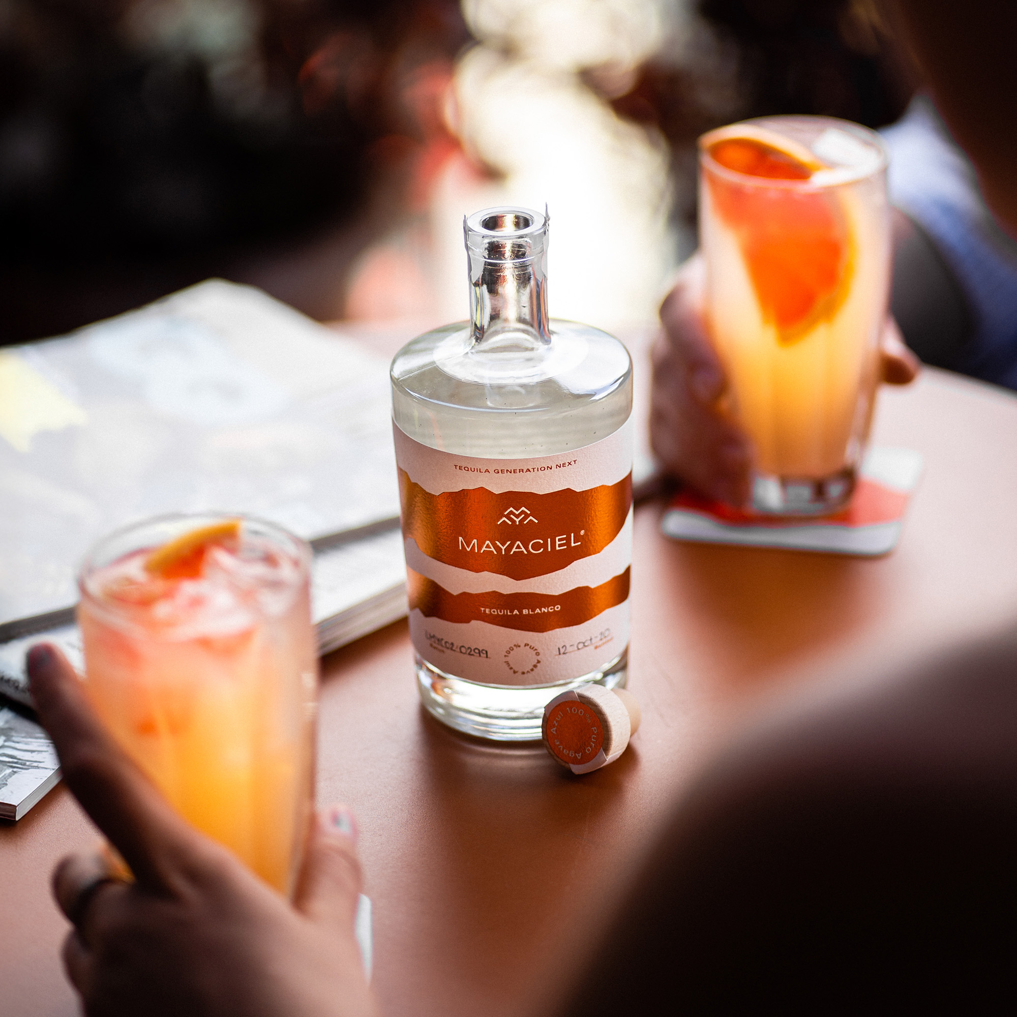 MAYACIEL Tequila Blanco Produktbild auf einem Tisch mit Cocktail Paloma