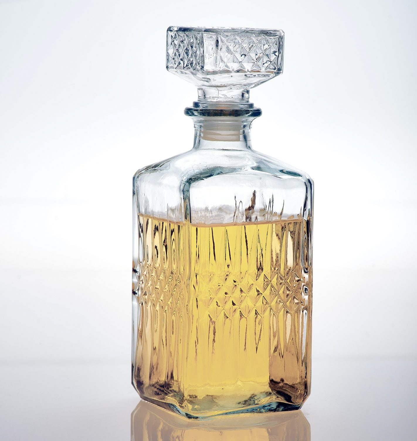 Eine Glas Karaffe mit Tequila Reposado darin
