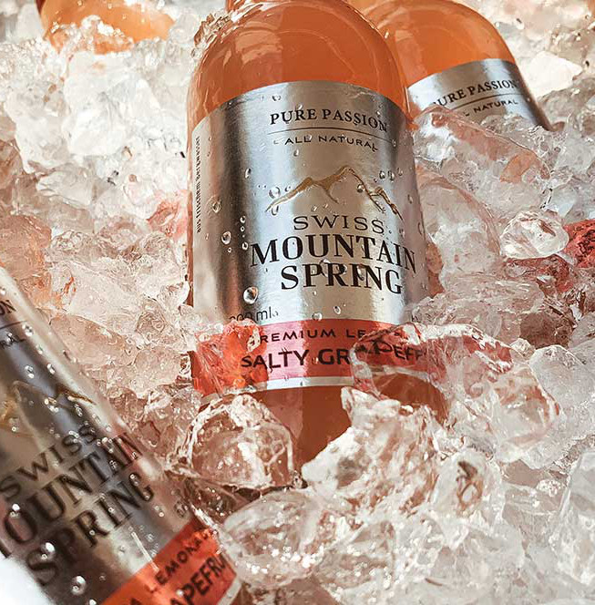 MAYACIEL Paloma Package Produktbild Salty Grapefruit Soda von Swiss Mountain Spring auf Eis