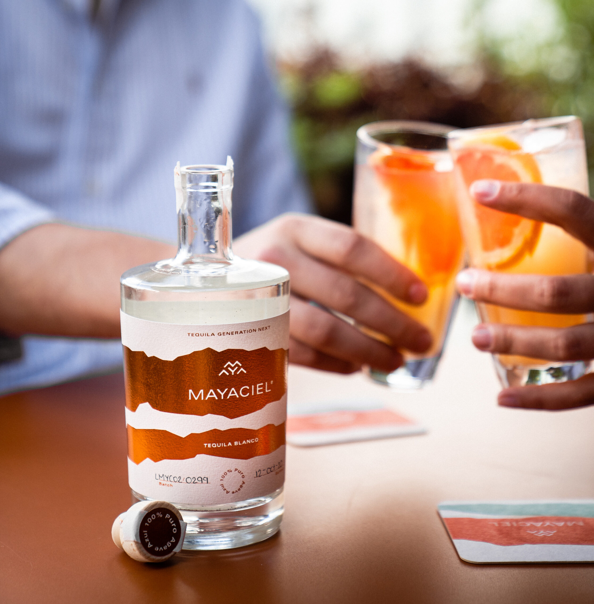 MAYACIEL Paloma Package Produktbild Tequila Blanco auf einem Tisch mit Cocktail Paloma