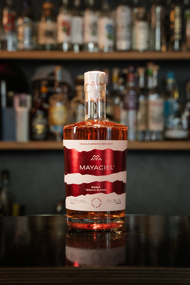 eine Flasche MAYACIEL Tequila Rosa in einer Bar