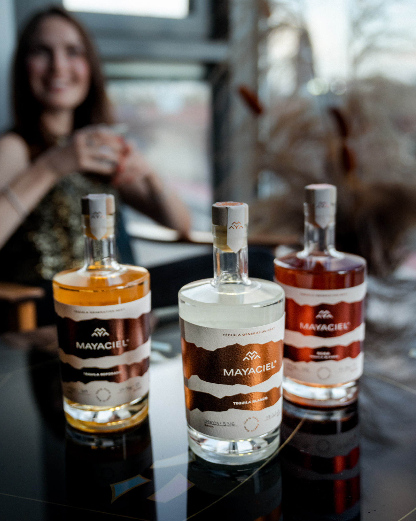 MAYACIEL Tequila Blanco, Rosa und Reposado auf einem Tisch