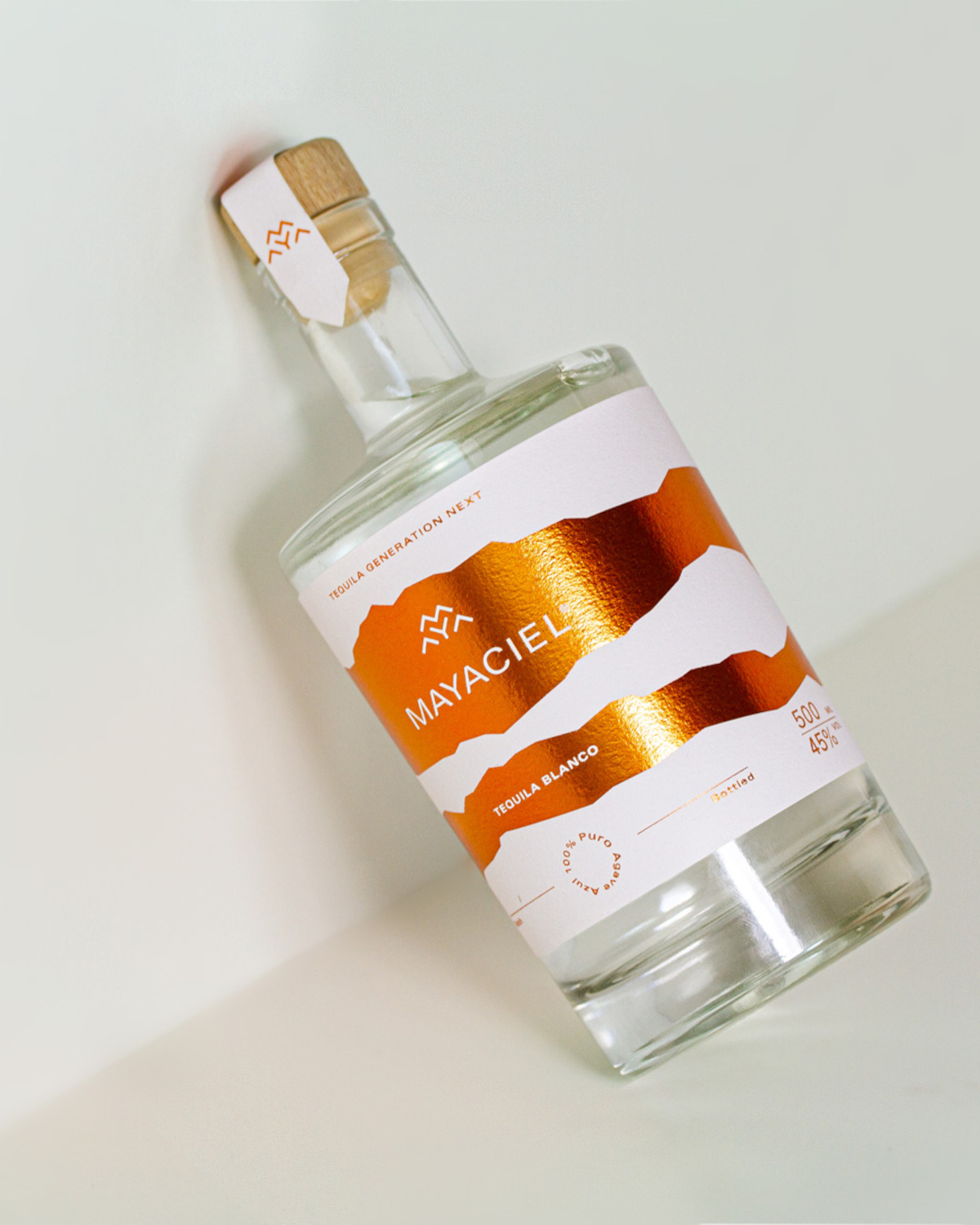 MAYACIEL Tequila Blanco an der Wand lehnend