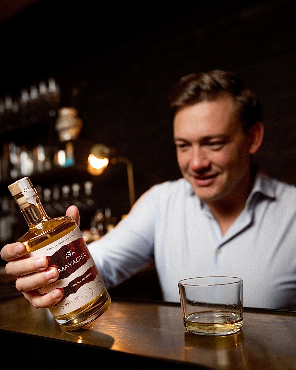 MAYACIEL Tequila Reposado wird in einer Bar getrunken