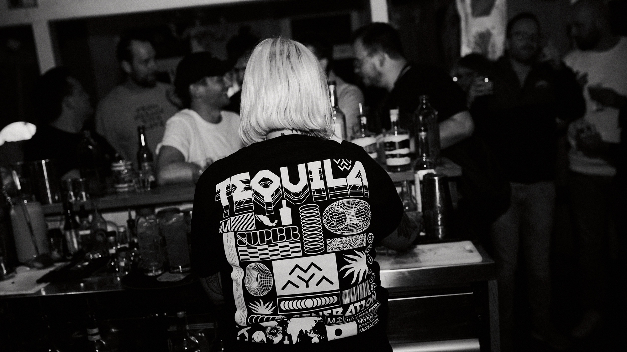 MAYACIEL Signature Shirt scahwarz von hinten in einer Bar